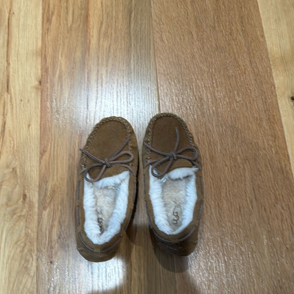 Ugg Kids Dakota Slipper - Picture 1 of 9